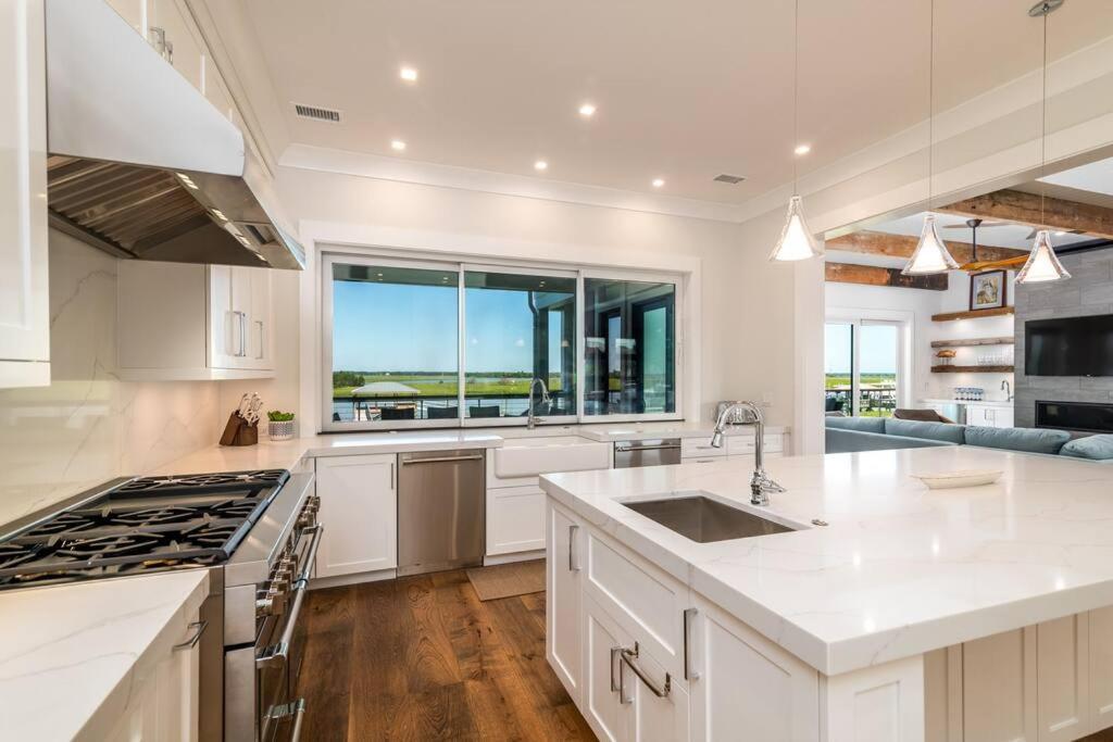 New Waterfront Home With Deep Water Dock Isle of Palms Eksteriør billede