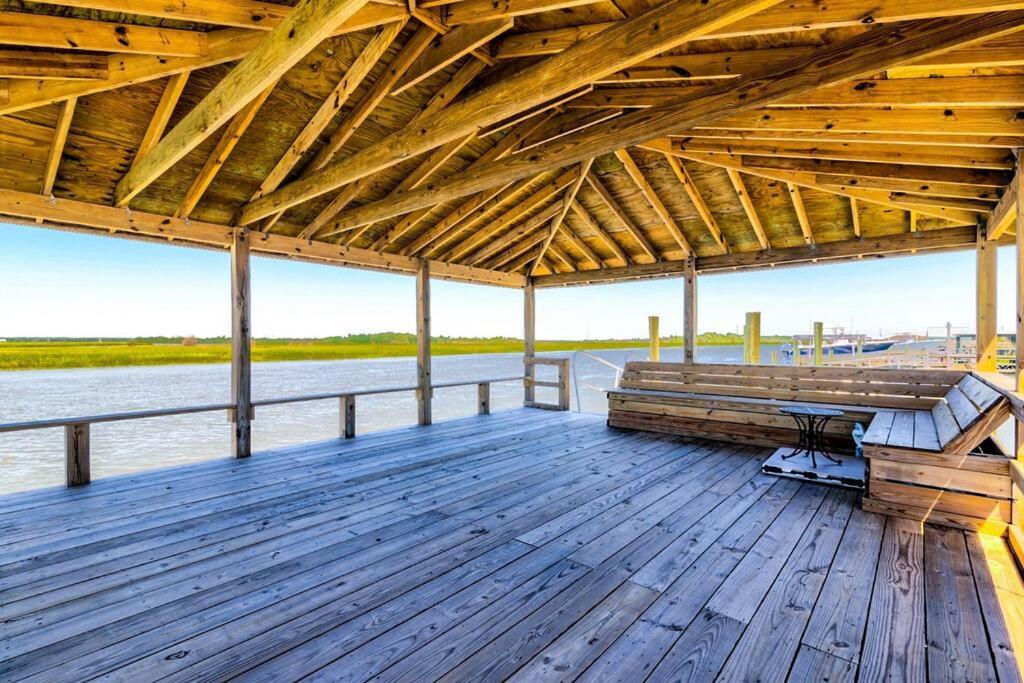 New Waterfront Home With Deep Water Dock Isle of Palms Eksteriør billede